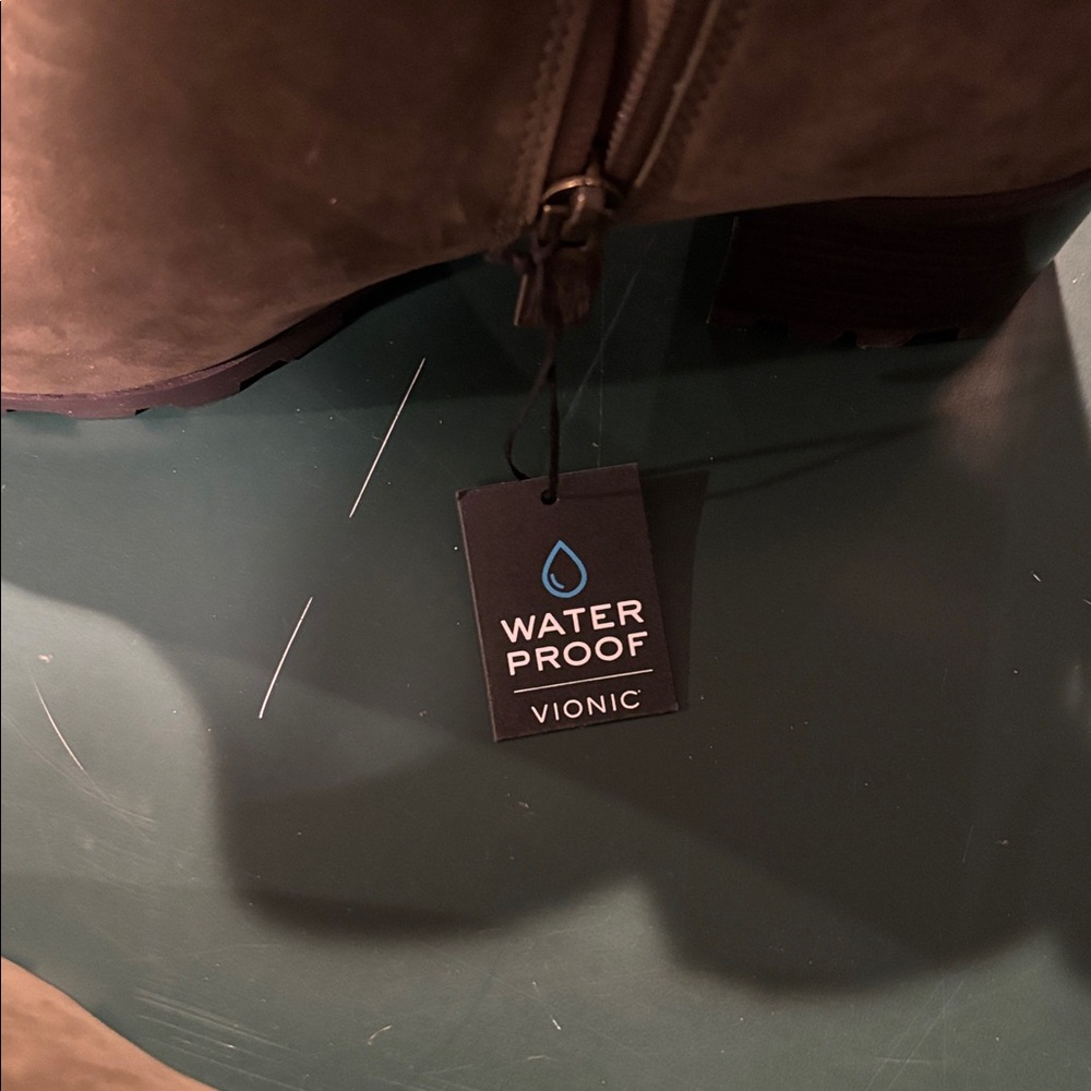 Vionic Women’s Waterproof boot - Picture 4 of 4